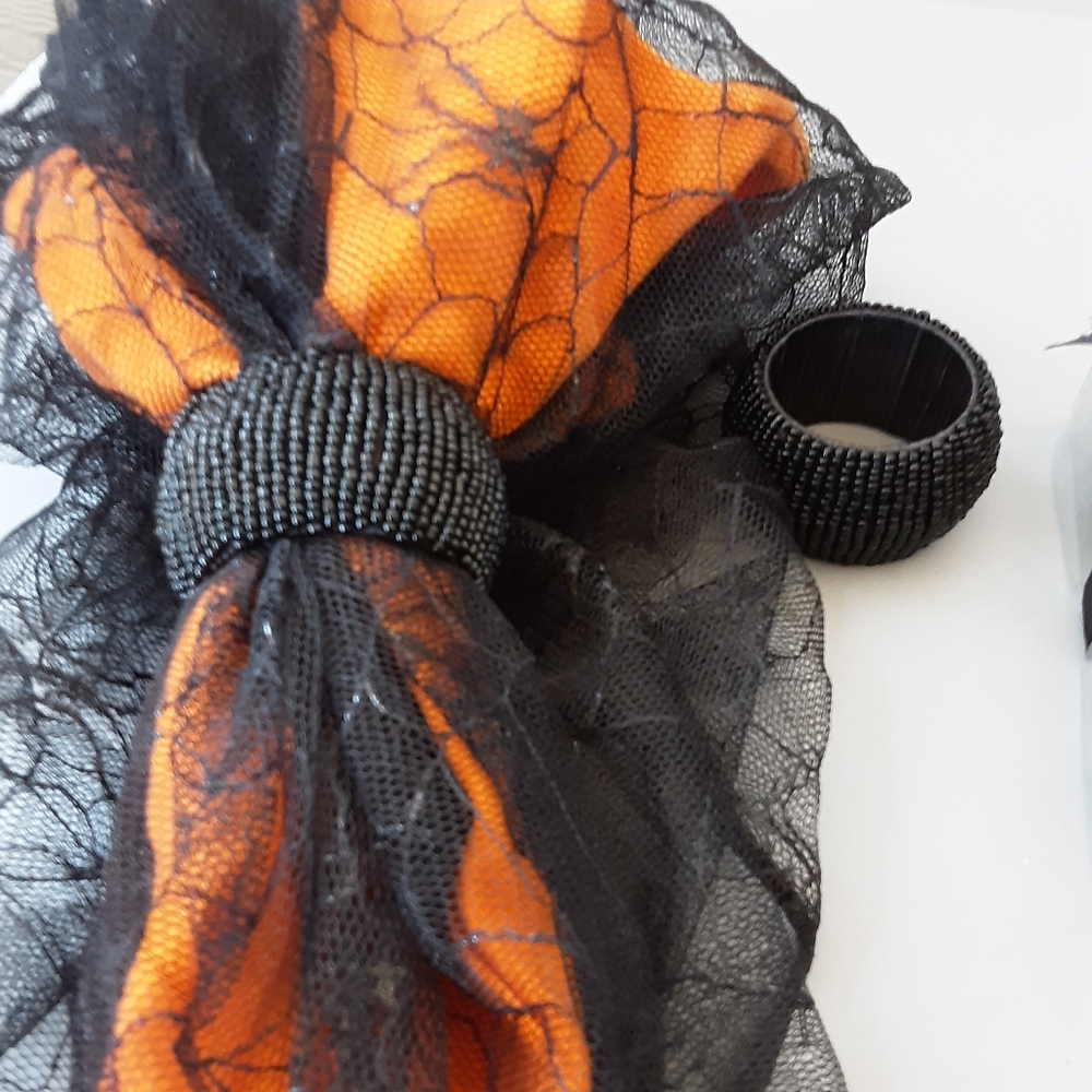 set of 4 round skull place mats and napkin holders - Picture 3 of 9